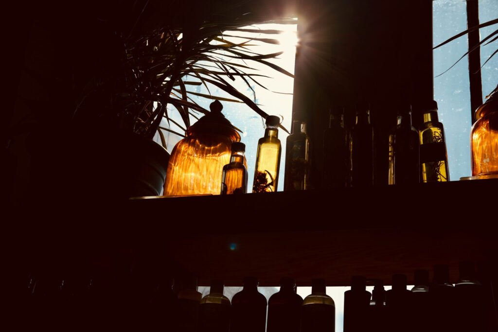 明るい日差しの前に並ぶボトルの写真