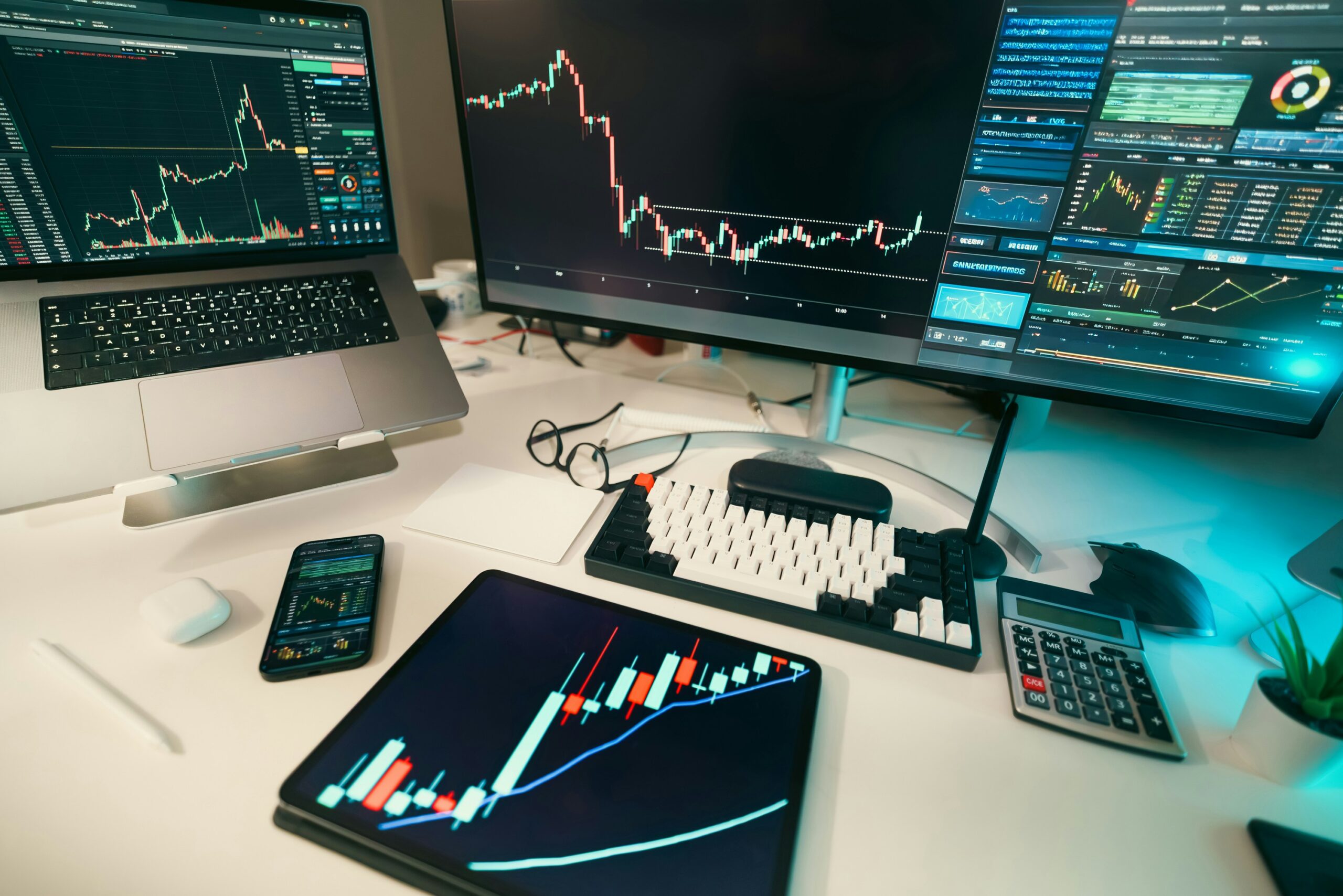 複数の画面に表示された株価チャート